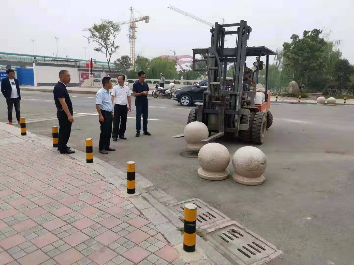 為向新中國成立七十周年獻(xiàn)禮，市城建集團(tuán)攻堅(jiān)克難，實(shí)現(xiàn)了北門棚改區(qū)域民生路10月1日零時順利通車。國慶假期，市城建集團(tuán)堅(jiān)持做好一線工作，在與交警部門共同做好民生路通車保障工作外，抓細(xì)節(jié)，抓落實(shí)，確保其他各項(xiàng)工作有序推進(jìn)。.jpg